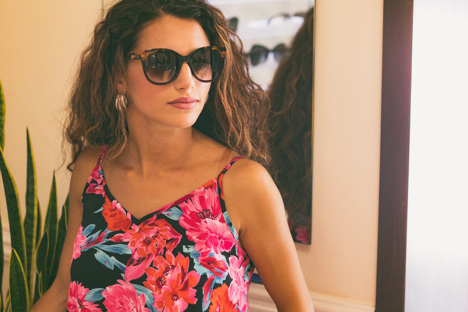 Ragazza con occhiali da sole scelti da Ottica Amantia