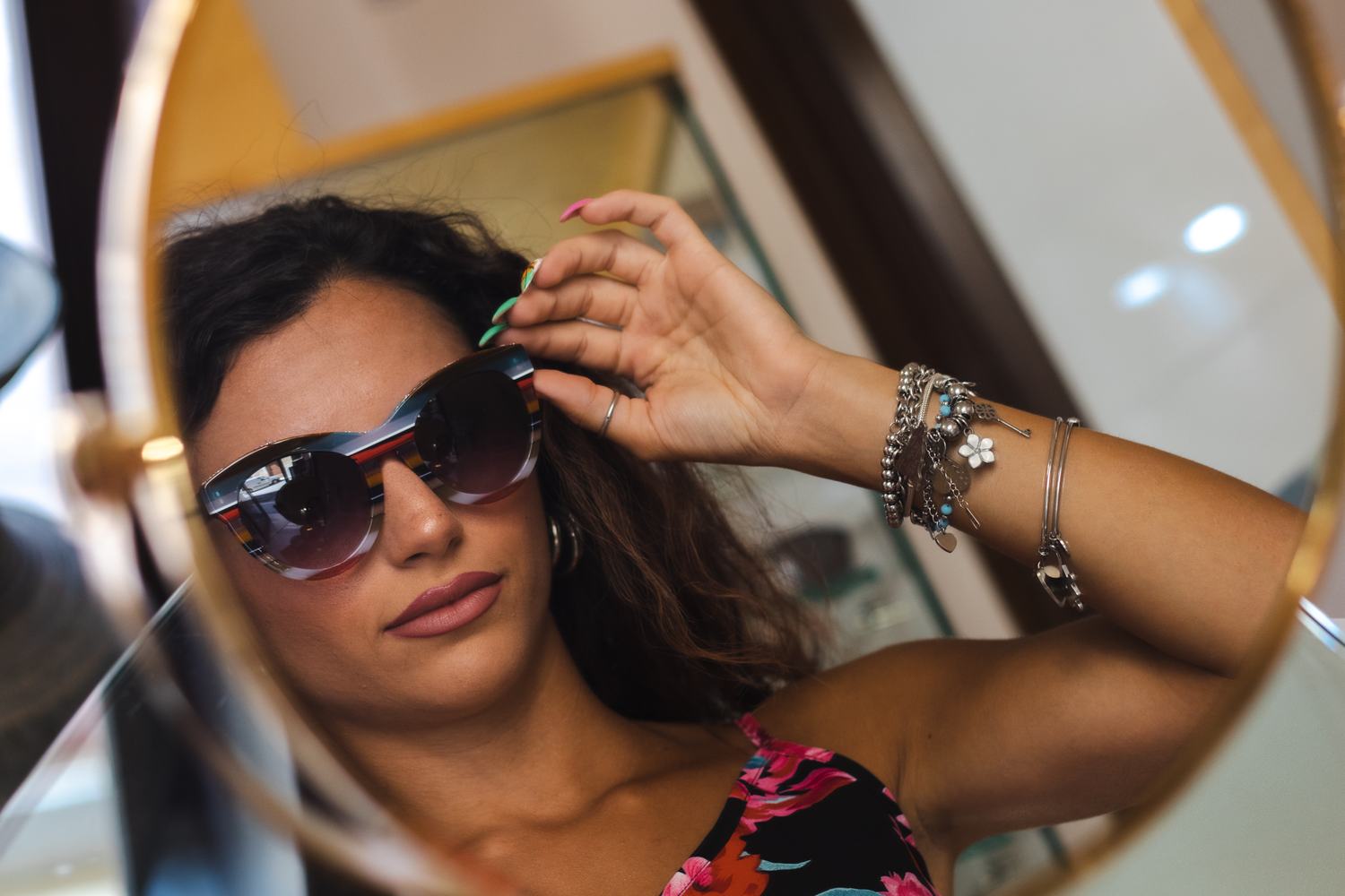 Cliente prova occhiali da sole allo specchio nel negozio Ottica Amantia di Partanna